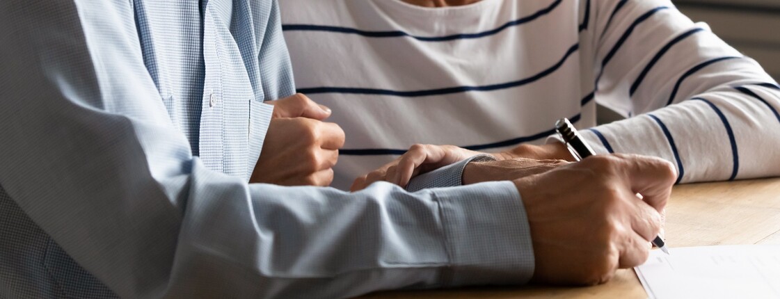 Alte Menschen unterschreiben Testament