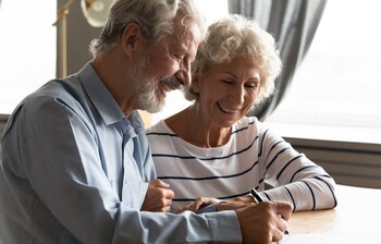 Alte Menschen unterschreiben Testament