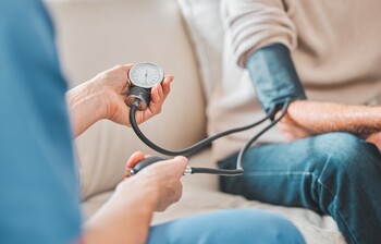 Ärztin misst Blutdruck