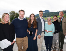 Eine Gruppe Menschen auf einer Terrasse