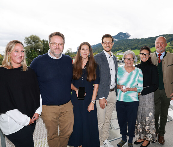 Eine Gruppe Menschen auf einer Terrasse