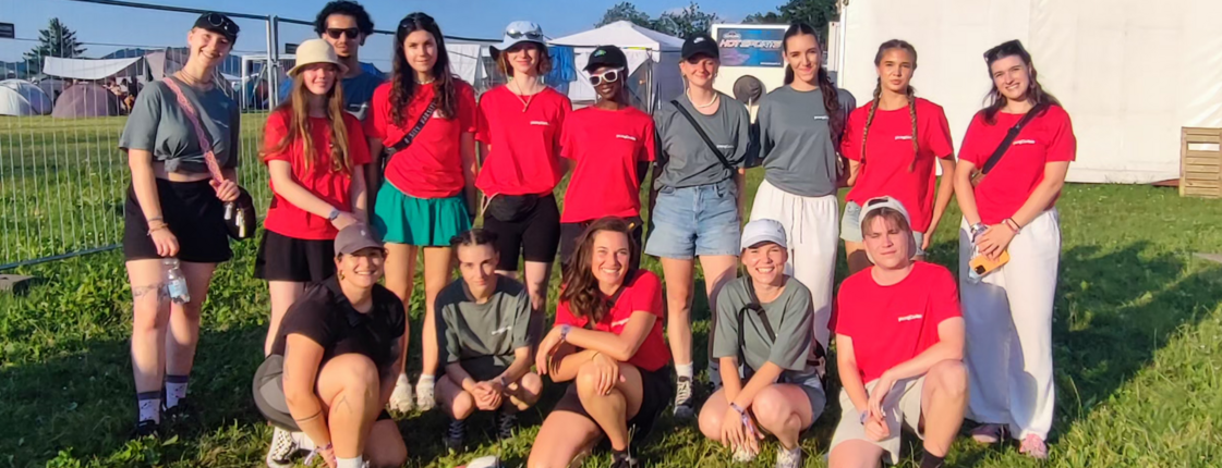 Eine Gruppe junger Menschen bei einem Festival