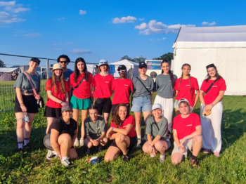 Eine Gruppe junger Menschen bei einem Festival