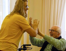 Zwei Personen klatschen zusammen in die Hände