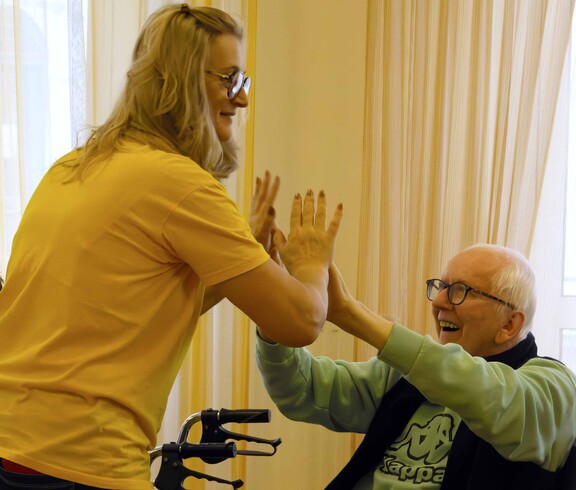 Zwei Personen klatschen zusammen in die Hände