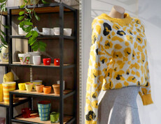 Eine Schaufensterpuppe trägt einen gemusterten Wollpullover