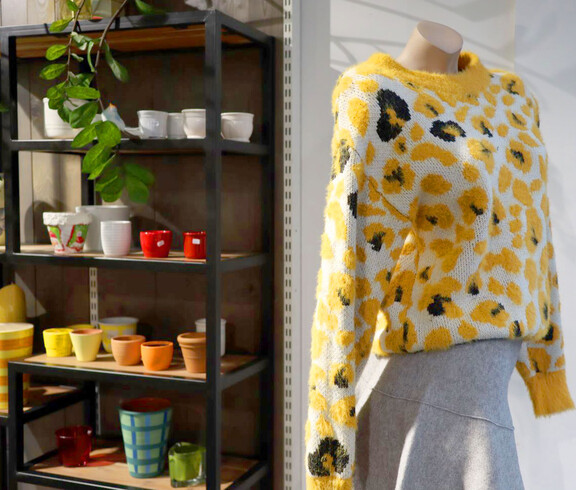 Eine Schaufensterpuppe trägt einen gemusterten Wollpullover