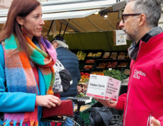 Caritas Direktor mit Spenderin