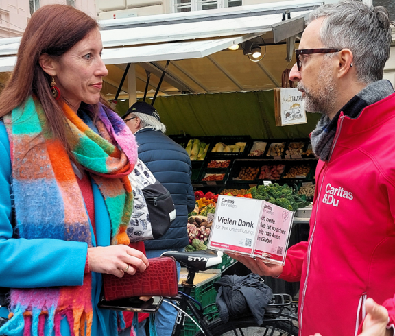 Caritas Direktor mit Spenderin
