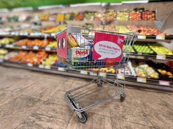 Ein Einkaufswagen mit Sachspenden