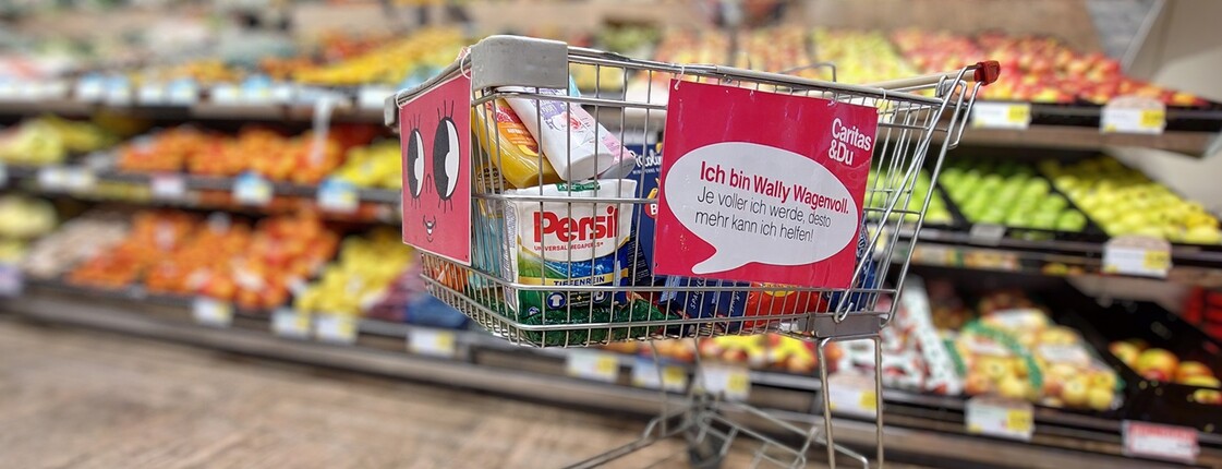 Ein Einkaufswagen mit Sachspenden