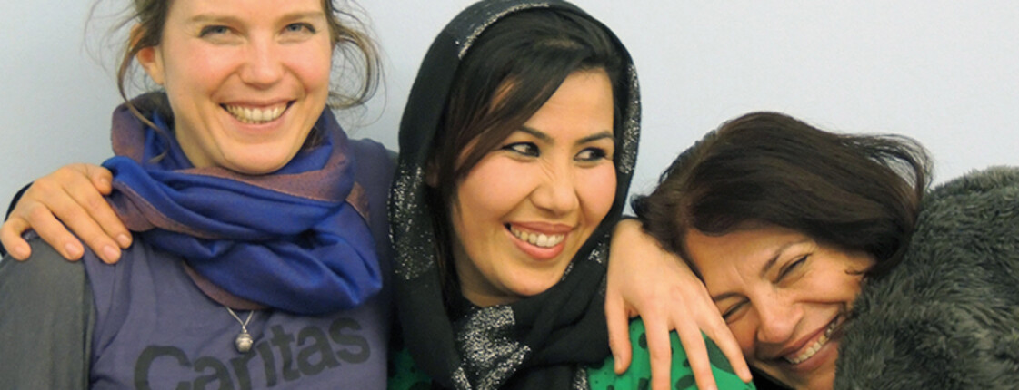 drei lachende Frauen