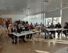 Eine Gruppe Senior*innen bei einem Vortrag
