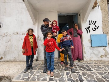 Kinder vor einer Einrichtung in Syrien