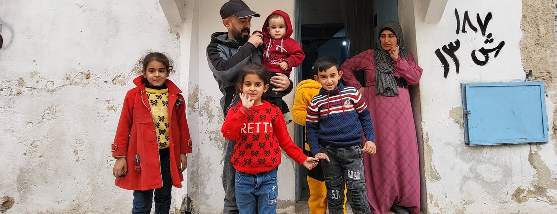 Kinder vor einer Einrichtung in Syrien