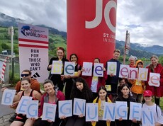 Eine Gruppe von Läufern hält die Buchstaben von bewegende Begegnungen in der Hand