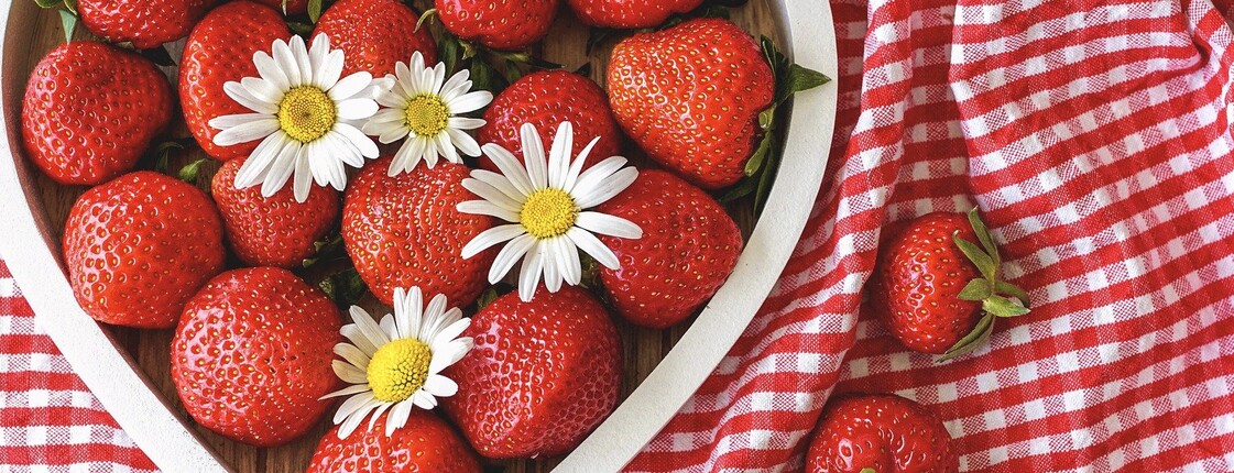 Das Symbolbild zeigt ein Herz mit Erdbeeren.