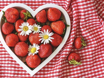Das Symbolbild zeigt ein Herz mit Erdbeeren.
