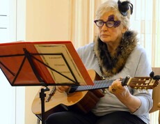 Musikerin mit Gitarre