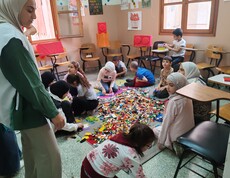Kinder spielen mit vielen Legosteinen
