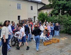 Eine Gruppe Kinder musiziert auf der Straße