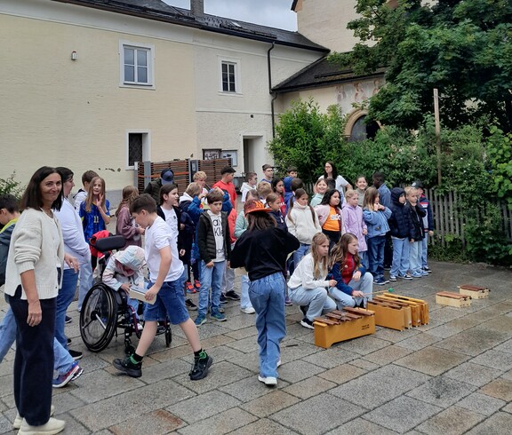 Eine Gruppe Kinder musiziert auf der Straße
