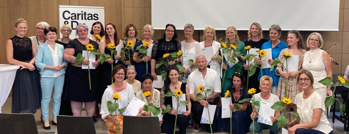 Viele Personen stehen zu einem Gruppenfoto zusammen.