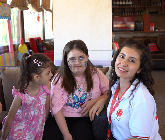 Eine syrische Mutter mit ihrer Tochter und einer Betreuerin