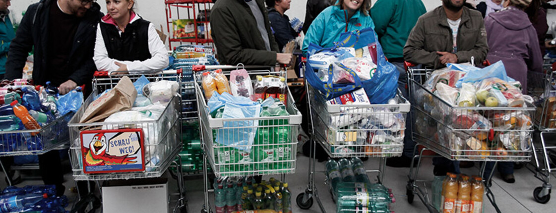 Freiwillige helfen am Hauptbahnhof in Salzburg den Flüchtlingen