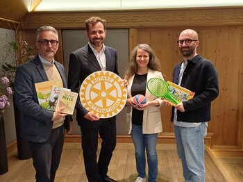 3 Männer und eine Frau präsentieren eine Spende