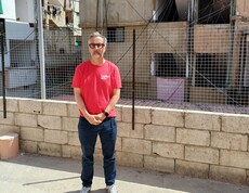 Caritas Direktor Kurt Sonneck steht vor einem zerstörtem Gebäude