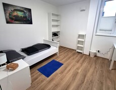 Ein Bett mit weißen Möbeln