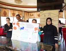 Eine Gruppe Kinder mit Behinderung und ihre Betreuer*innen