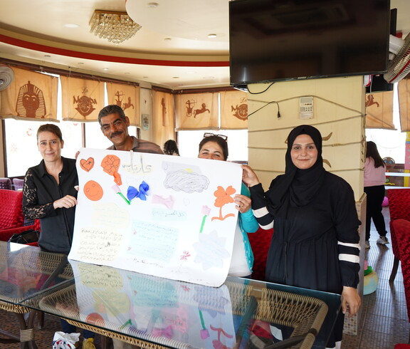 Eine Gruppe Kinder mit Behinderung und ihre Betreuer*innen