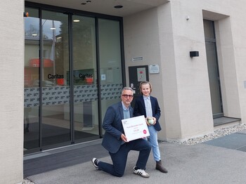 Ein Mann und ein Junge präsentieren eine Spende