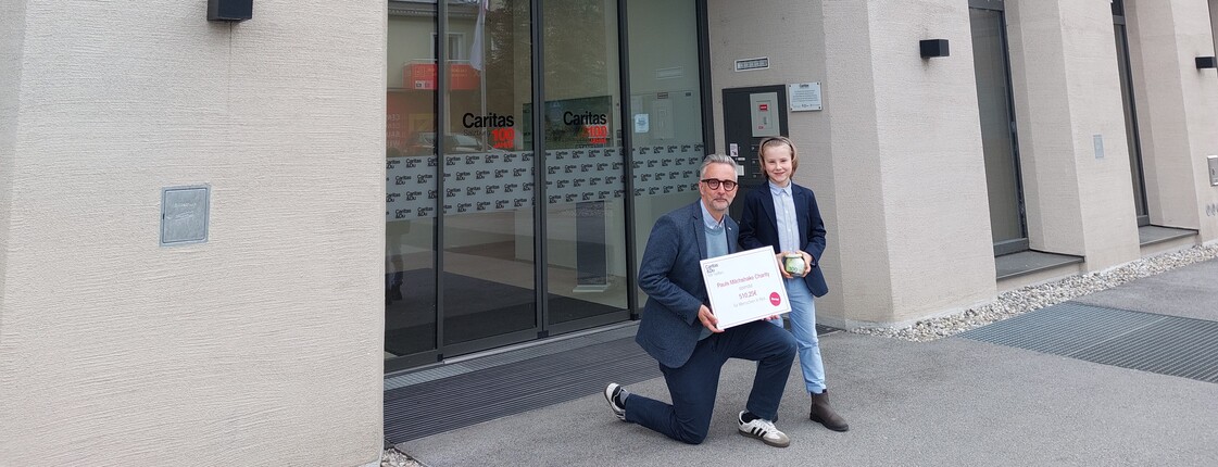 Ein Mann und ein Junge präsentieren eine Spende