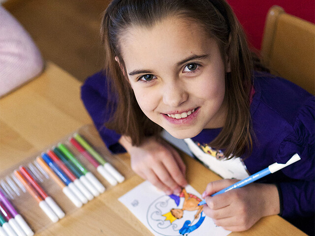 Ein Mädchen beim Malen mit Filzstiften