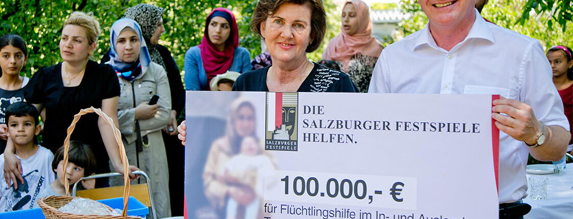Caritas Direktor Johannes Dines und Festspielintendantin Helga Rabl-Stadler bei der Übergabe eines Spendenschecks in der Höhe von 100.000 Euro.