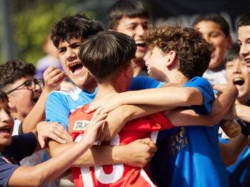 „Wir glauben an die verbindende Kraft des Fußballs. Wir nutzen den Fußballsport für die Vermittlung von Social Skills: Respekt für sich selbst und andere, Fairness und gegenseitige Wertschätzung. Besonders wichtig ist uns bei allem sportlichen Wettkampf ein friedlicher und gewaltfreier Umgang miteinander“, erklärt Marlene Fuchs, Projektleiterin der youngCaritas.
Caritas K�fig League