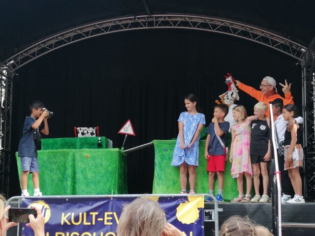 Kinder treten auf einer Bühne auf