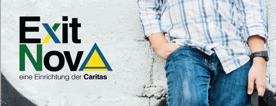 Ein Jugendlicher mit Rucksack lehnt an einer Hausmauer