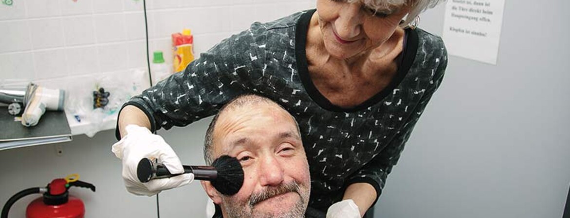 Freiwillige Friseurin in der Gruft