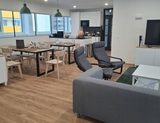 Esstische und eine Couch