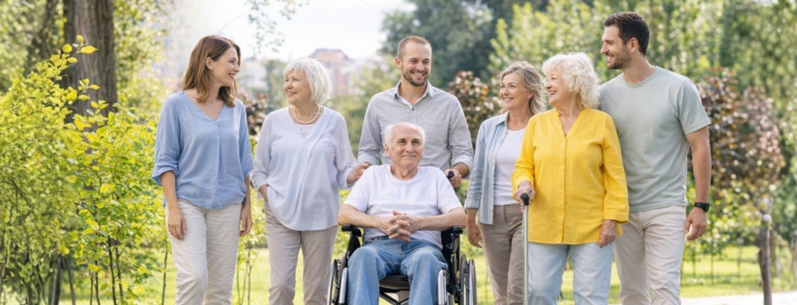 Eine Gruppe Menschen und ein Rollstuhlfahrer in einem Park