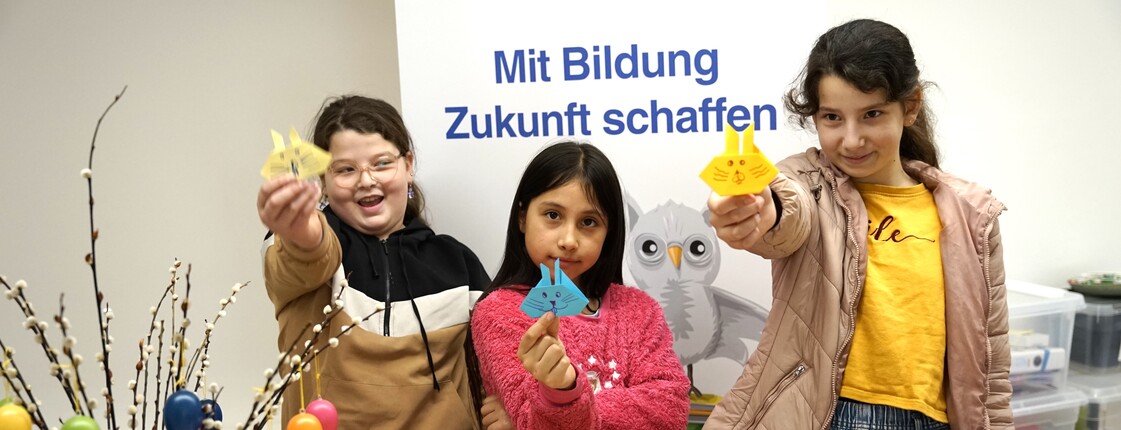 Kinder mit gebasteltem Hasen