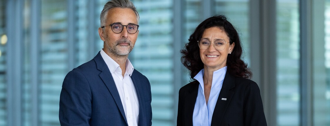 Ein Man und eine Frau lachend