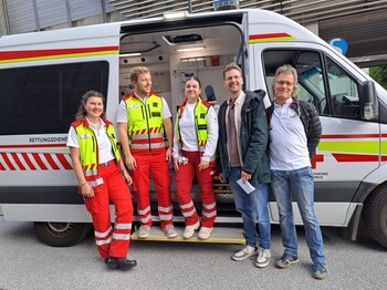 v.l.n.r.: Lea, Christopher und Melanie gemeinsam mit Caritas-Streetworker Jean-Pierre und Dr. Markus Gross. Rotes Kreuz Betreuungspersonal des Virgilbusses