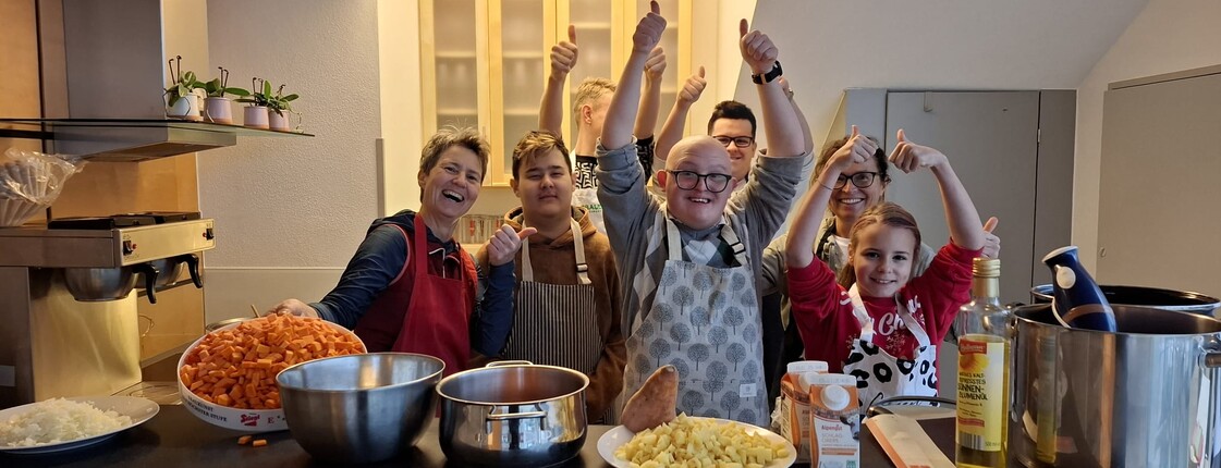 Leute beim Kochen freuen sich