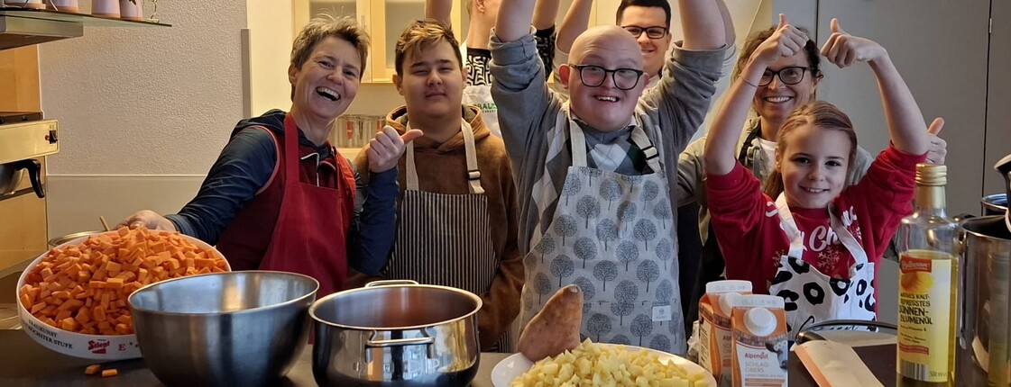 Leute beim Kochen freuen sich