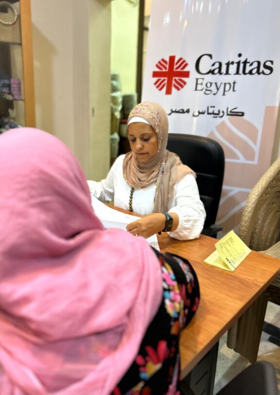 Eine Frau in Ägypten berät eine andere Frau